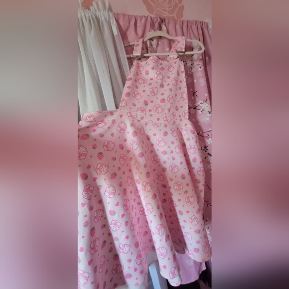 Overall Dress Strawberry Milk - Picture 3 of 3